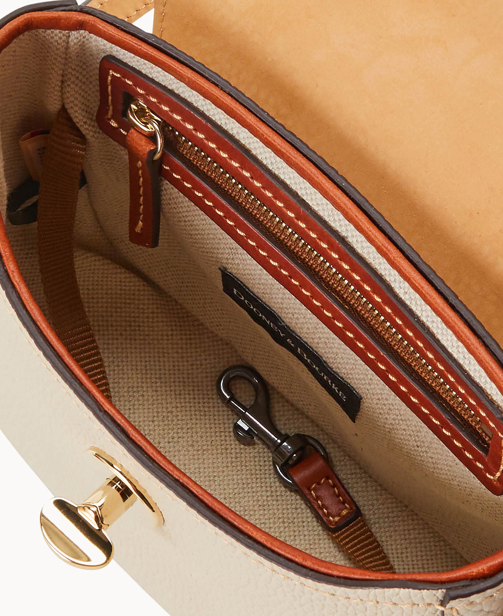 Pebble Turnlock Flap Saddle - Image 3